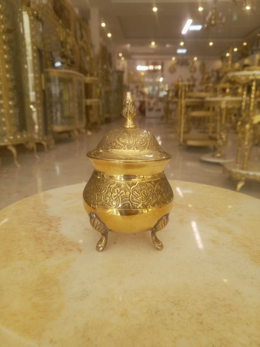 قندان برنجی چهار پایه با طرح حکاکی طاووس ۵ اینچ مناسب پذیرایی لوکس