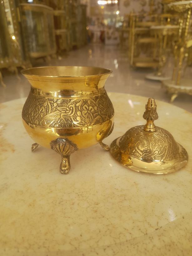 قندان برنجی چهار پایه با طرح حکاکی طاووس ۵ اینچ مناسب پذیرایی لوکس