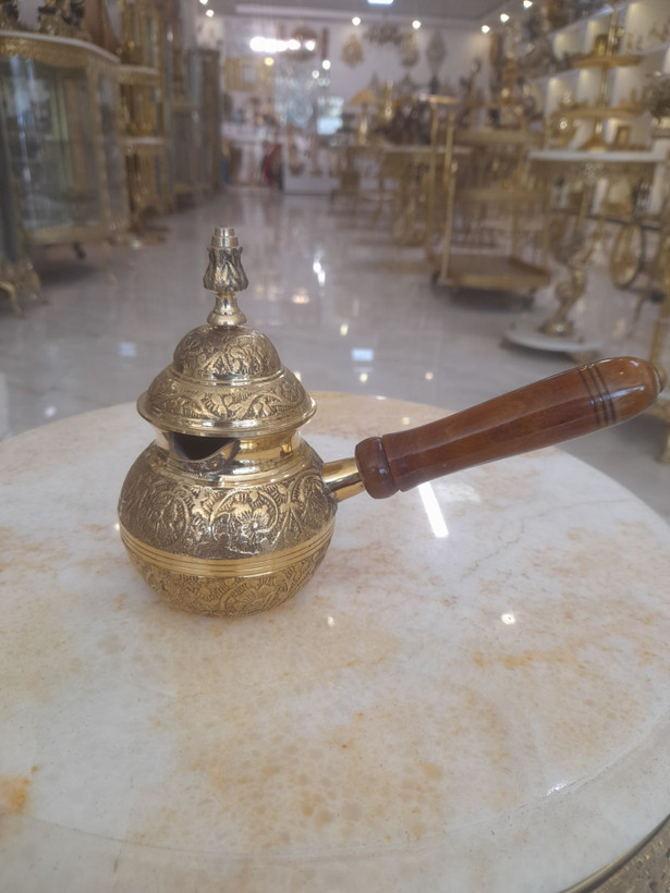 قهوه جوش برنجی درب دار طرح گل سایز کوچک در دکوراسیون
