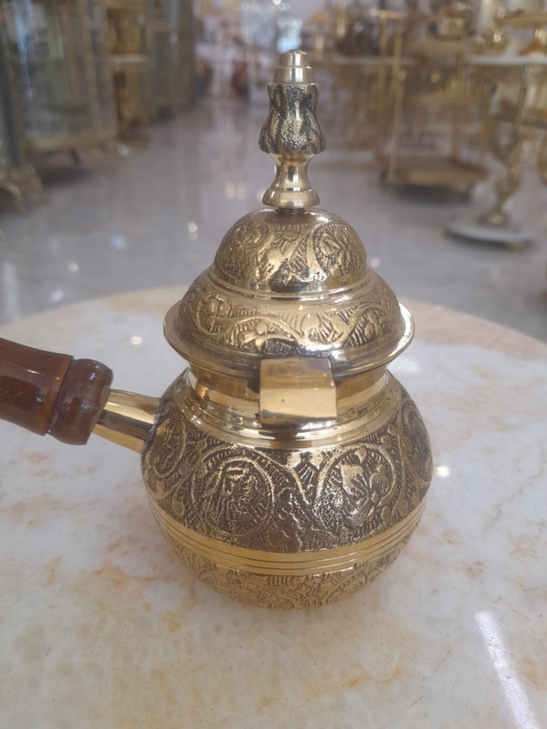 قهوه جوش برنجی درب دار طرح گل سایز کوچک در دکوراسیون
