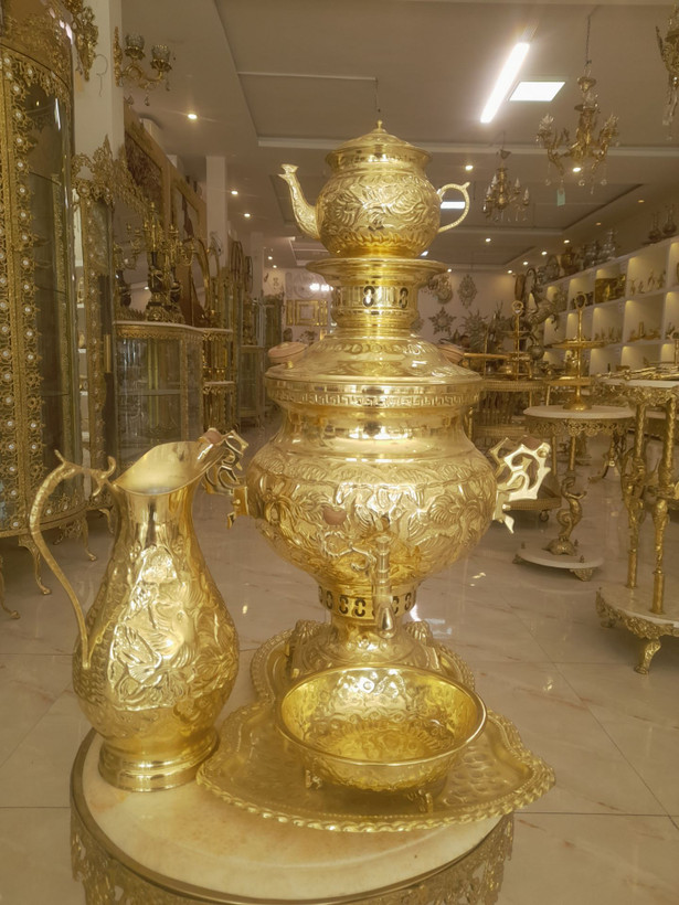 سماور برنجی ۷ لیتری طلایی برند امرسان با نقوش حکاکی شده گل و مرغ سنتی