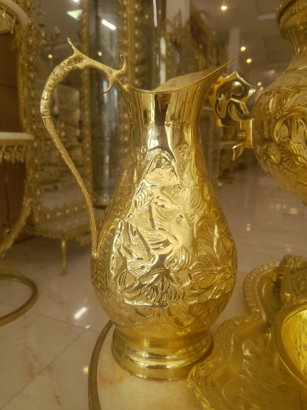 سماور برنجی ۷ لیتری طلایی برند امرسان با نقوش حکاکی شده گل و مرغ سنتی