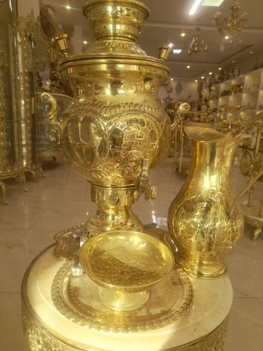 سماور برنجی طلایی براق با نقشبرجستههای تاریخی و اصیل هخامنشی