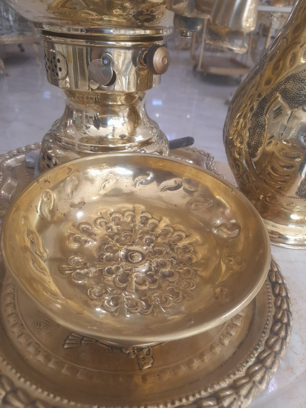 سماور برنجی طلایی براق با نقشبرجستههای تاریخی و اصیل هخامنشی
