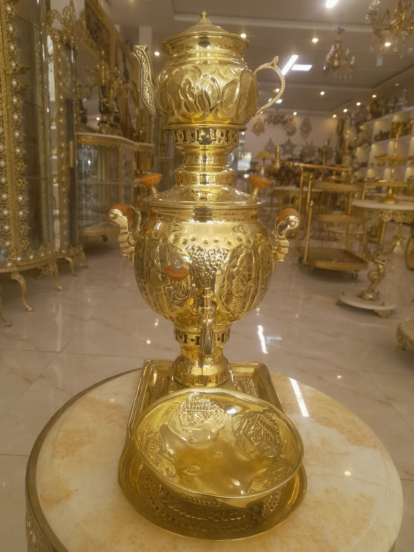 سرویس کامل سماور برنجی سایز متوسط شامل قوری، جام، سینی و پارچ با درخشش طلایی