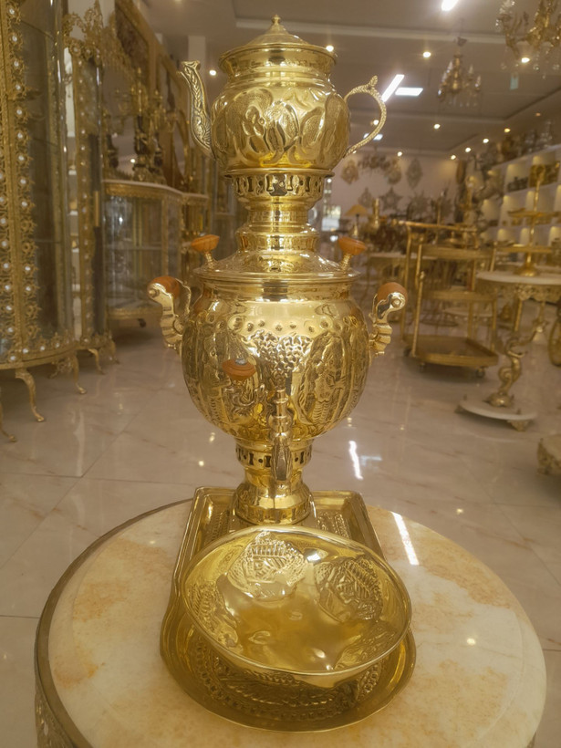 سرویس کامل سماور برنجی سایز متوسط شامل قوری، جام، سینی و پارچ با درخشش طلایی