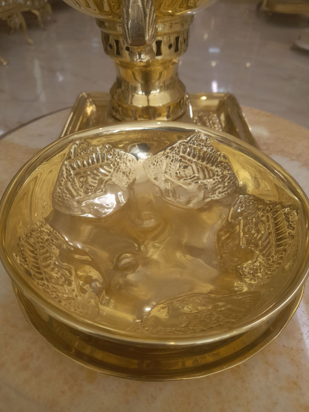 سرویس کامل سماور برنجی سایز متوسط شامل قوری، جام، سینی و پارچ با درخشش طلایی