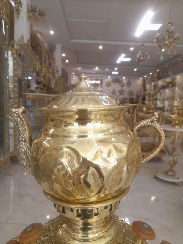 سرویس کامل سماور برنجی سایز متوسط شامل قوری، جام، سینی و پارچ با درخشش طلایی
