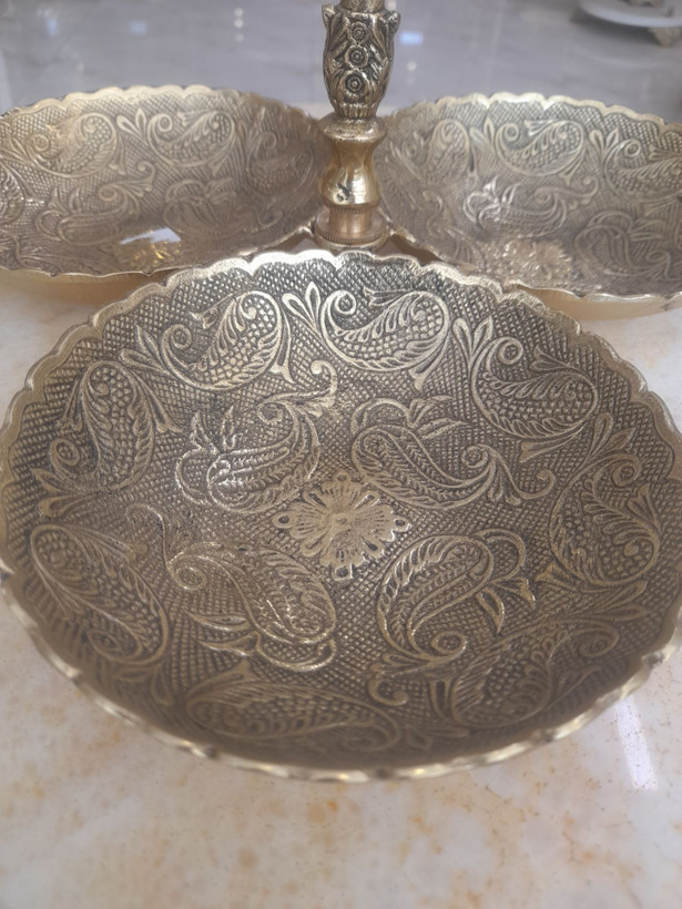 اردو خوری سه خانه برنجی با نقوش اسلیمی ترنج و دسته ظریف برنجی مناسب سرو آجیل و شکلات