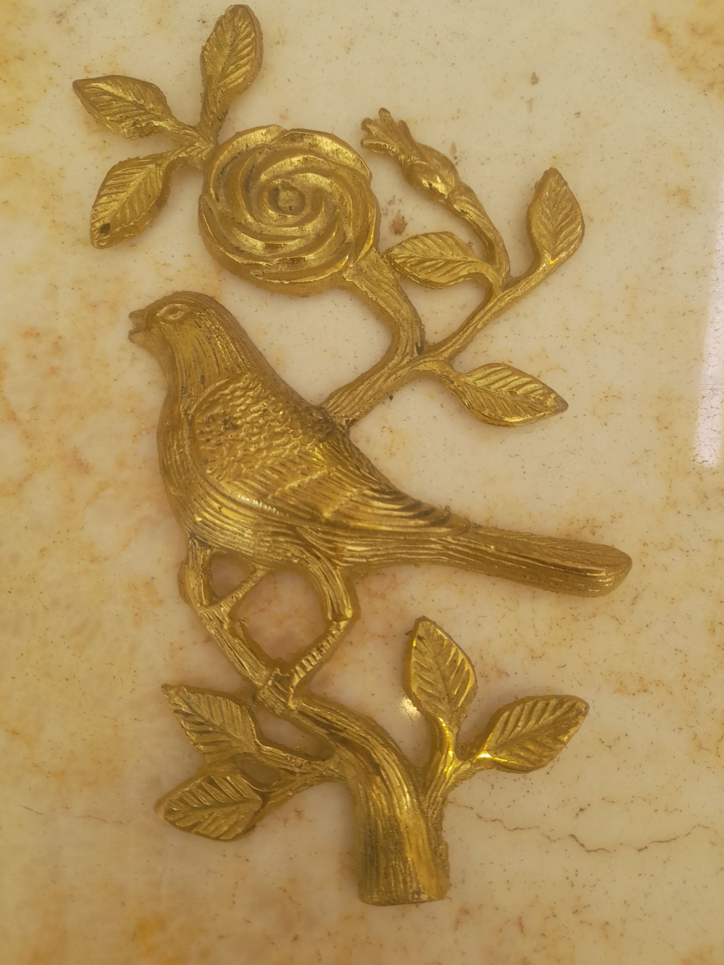 دیوارکوب برنجی برجسته به شکل پرنده در حال پرواز با پرداخت صیقلی طلایی روی دیوار
